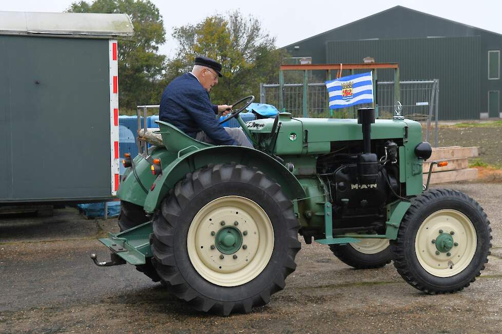 De M.A.N. is een type AS330H. De H is van het Duitse woord ‘hinten’ (achter) en geeft aan dat het een trekker is met alleen achterwielaandrijving.