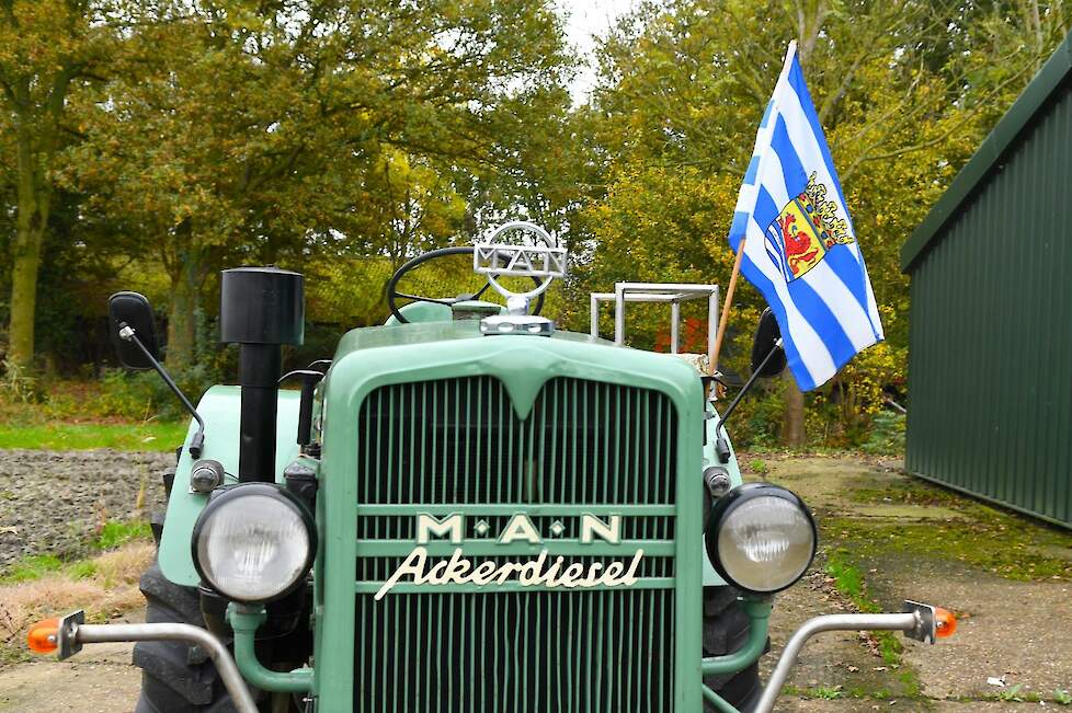 Johan Spruyt is een geboren en getogen Zeeuw en daar is hij best trots op; vandaar de vlag van Zeeland met de wapenspreuk Luctor et Emergo op zijn trekker.