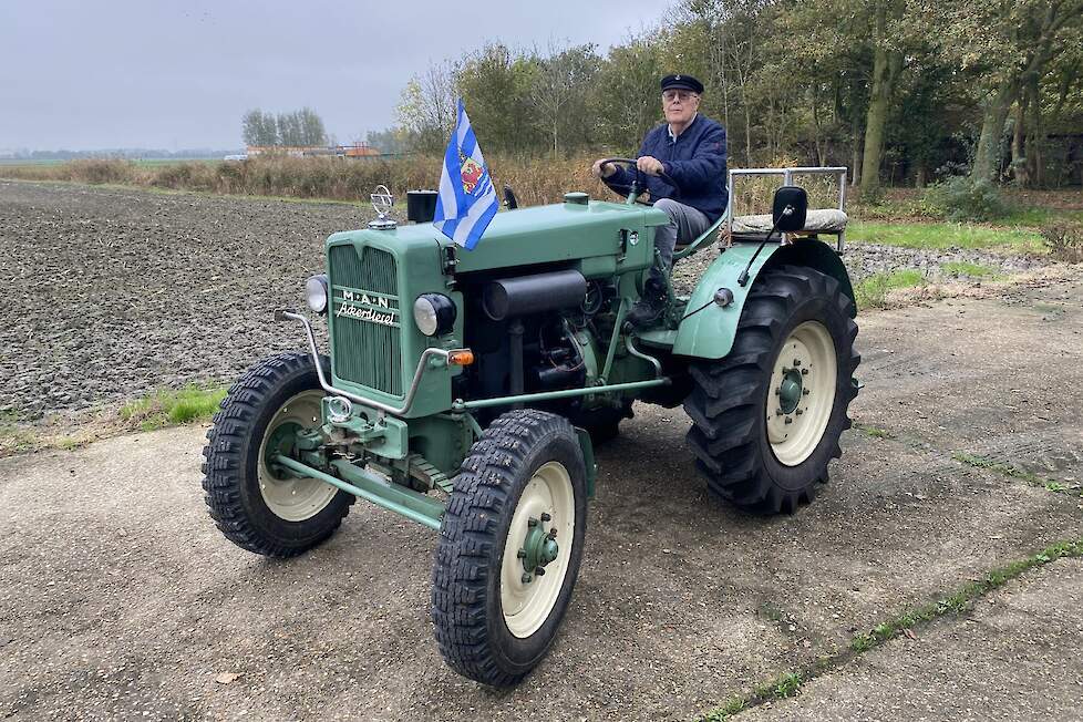 Ondanks dat hij geen voorwielaandrijving heeft zijn de voorwielen van de M.A.N. fors aan de maat. De vooras is geveerd en dat is best comfortabel voor de chauffeur.