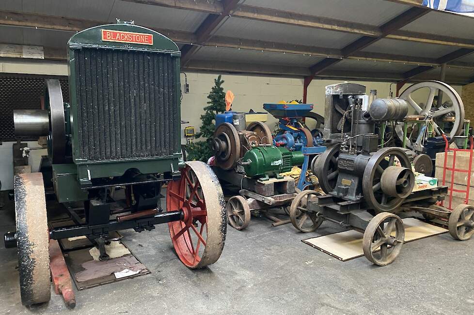 De imposante radiateur links op de voorgrond zorgt voor de koeling van een stationaire motor van het merk Black Stone. De motor ernaast is een Claes.