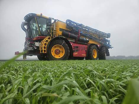 De Vredo is van Landbouwbedrijf Buijs en hij is nu omgebouwd om straks stuifbestrijding mee te doen.En is voorzien van een 51 meter brede spuitboom.  Meer informatie : https://www.facebook.com/landbouwbedrijf