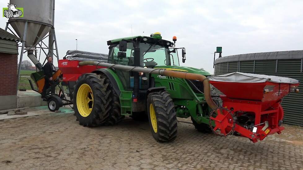 Loonbedrijf Freriks met John Deere 6105R kunstmest strooien op grasland Trekkerweb