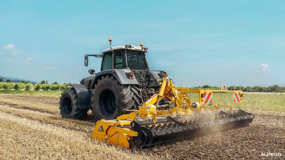 "Met de introductie van de TYSON opklapbare grondfrees zetten we een nieuwe standaard in de  landbouwsector," zegt Giovanni Pegoraro, CEO van Alpego. "We zijn ervan overtuigd dat deze  machine boeren zal helpen om hun productiviteit te verhogen en hun bed