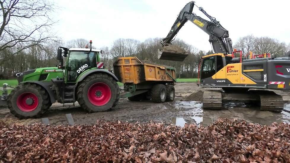 ZAND DUMPEREN MET EEN FENDT 728 VARIO VOLVO EC 250 EL NEW HOLLAND MASSEY FERGUSON