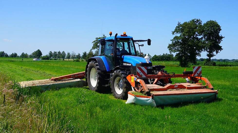 New Holland TM135 | Kuhn | Gras maaien | van Norel Doornspijk | Mowing grass | Gras mähen