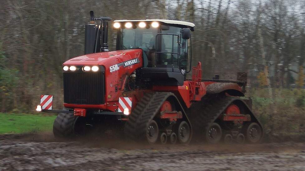 Testdrive Versatile 550 DeltaTrack-rupstrekker 550 HP 40 km/ h playing in the mud