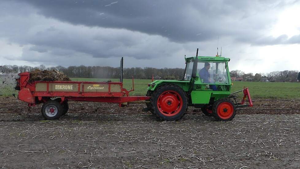 Deutz Intrac 2003A met Krone Optimat in de vaste mest