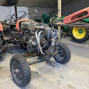 Jorian heeft er nog een Bautz bij gekocht. Dat is deze 300 TD uit 1962. Dat was een van de laatste modellen die Bautz afgeleverd heeft voor de fabriek stopte met het bouwen van trekkers. Bautz is na 1962 wel doorgegaan met het bouwen van combines, tot het