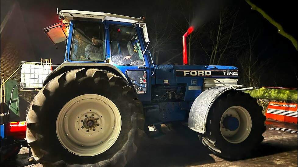 Ford TW 25 met 320 PK en roodgloeiend voor de waterrem