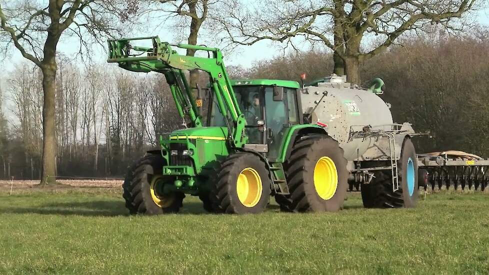 ZODE BEMESTEN MET EEN JOHN DEERE 6510 BSA DUPORT