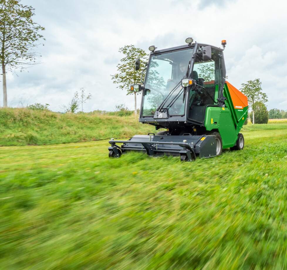 De zelfrijdende maaier Profihopper van AMAZONE onderscheidt zich door zijn compacte ontwerp voor een hoge wendbaarheid en gebruiksvriendelijkheid voor lange werkperiodes.